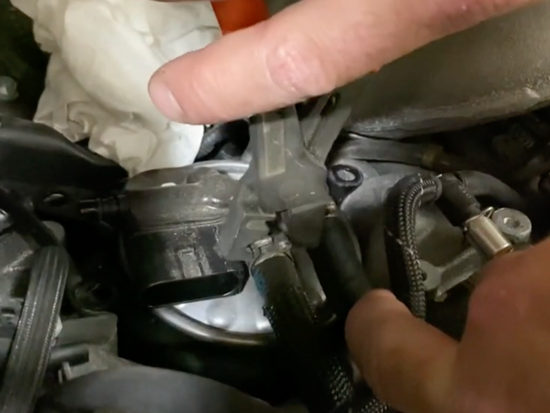 Unclipping Fuel Lines (OM642 Mercedes Engine)